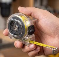 Flexómetro con cinta metálica